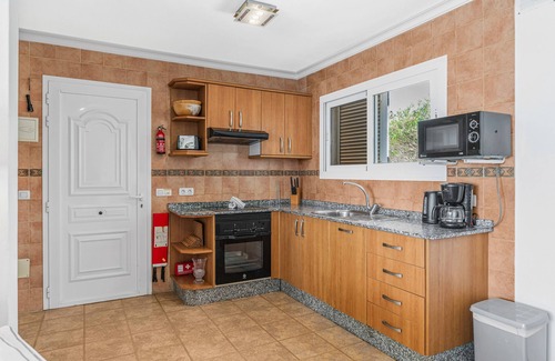 La Asomada House | Vacation Home 'Casita Canaria' with Sea View, Private Pool and Wi-Fi