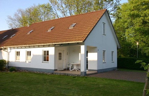 Pulow House | Vacation home close to a small lake