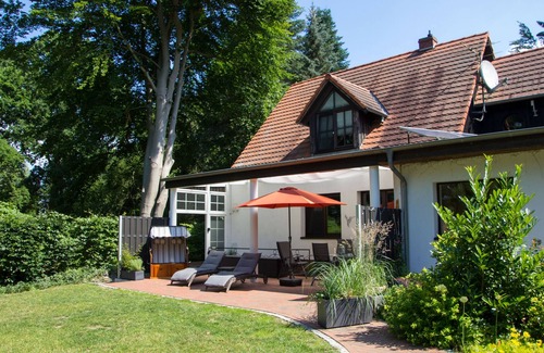 Guestrow House | Vacation home "Mien Huus an See" with lake access, jetty and bathing facilities