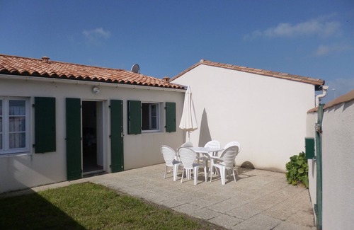 Ars-en-Re House | Vacation home with garden close to port and market