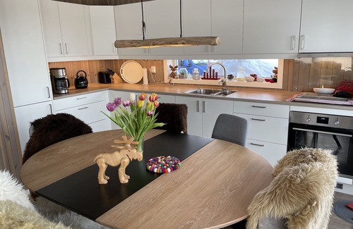 Kviteseid Cabin | Vacation hut with a wonderful view, close to the cross-country ski trail/lift. Dogs welcome.