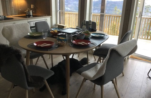 Kviteseid Cabin | Vacation hut with a wonderful view, close to the cross-country ski trail/lift. Dogs welcome.