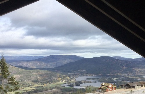 Kviteseid Cabin | Vacation hut with a wonderful view, close to the cross-country ski trail/lift. Dogs welcome.