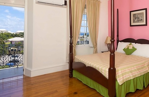 Hastings Hotel | Vacation is Calling! Comfortable Unit w/Pool view! Onsite Pool, FREE Parking