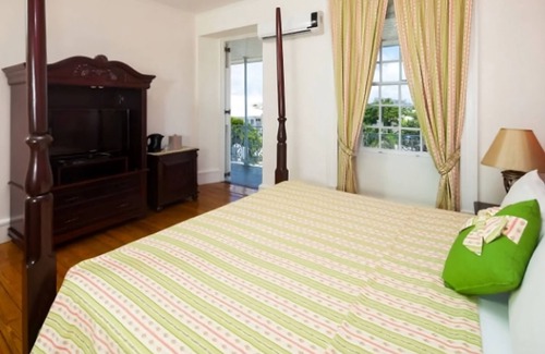 Hastings Hotel | Vacation is Calling! Comfortable Unit w/Pool view! Onsite Pool, FREE Parking