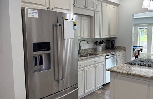 Navarre House | Vacation Paradise! 10 Minutes to the beach, pool, hot tub & on the golf course