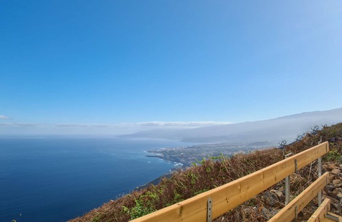 Icod el Alto Apartment | Vacation Studio 'Estudio La Maresia' with Sea View, Private Terrace and Wi-Fi