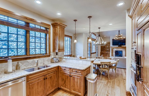 Intermountain House | Vail Valley Views, Hot Tub & Parking Included!