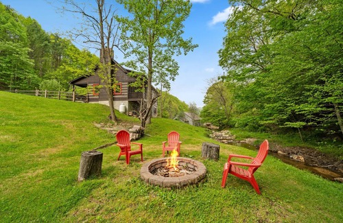 Boone House | Valle Creek Cabin - Hot tub, pool table, fire pit, creek, screened porch.