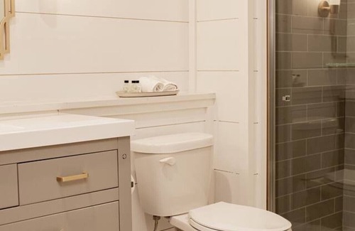 Lake Forest Estates House | Vallee Suite at Baetje Farms