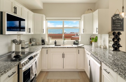 Central Okanagan Condo | Valley View Condo with Resort Amenities