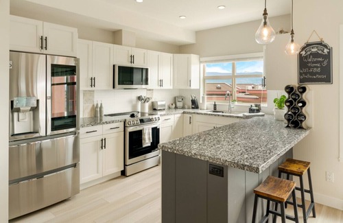 Central Okanagan Condo | Valley View Condo with Resort Amenities