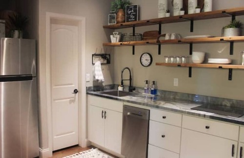 Glenwood Springs House | Valley View Hideout is Colorado's rustic elegance.