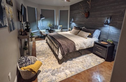 Glenwood Springs House | Valley View Hideout is Colorado's rustic elegance.