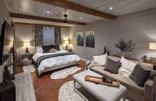 Glenwood Springs House | Valley View Hideout is Colorado's rustic elegance.