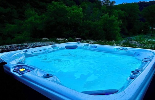 Lansing Cabin | Valley View Lodge w/Swimming Pond, Waterfalls, and Hot Tub