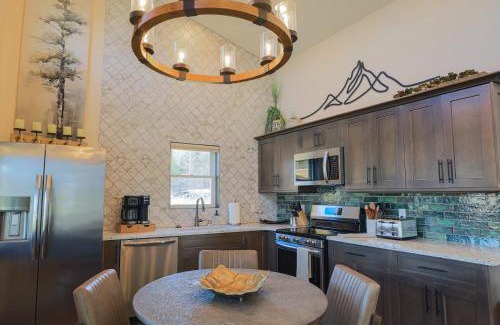 Timberline House | Valley View Resort Cabin 8, 2-Bed, Modern-Luxury with Hot Tub in Canaan Valley, WV