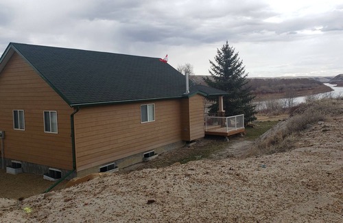 Drumheller Cottage | Valley Vistas - cozy home on the Red Deer River