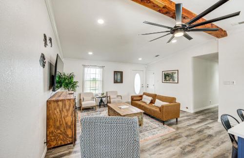 Van House | Van Vacation Retreat with Private 300-Acre Lake!