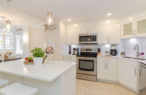 Vanderbilt Beach Condo | Vanderbilt Beach, White and Beautiful - 35 Day Notice Required please