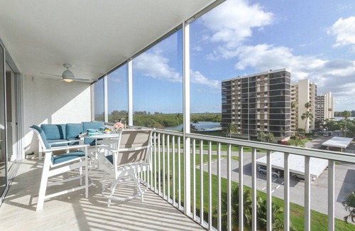 Vanderbilt Beach Condo | Vanderbilt Beach, White and Beautiful - 35 Day Notice Required please