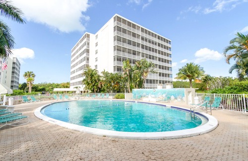 Vanderbilt Beach Condo | Vanderbilt Beach, White and Beautiful - 35 Day Notice Required please