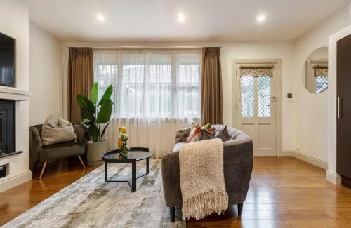 Ivanhoe House | VAQUAY Little Audrey Guesthouse In Ivanhoe