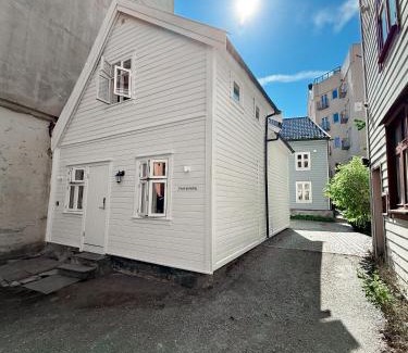 Sentrum Villa | Varmt og hjemmekoselig Bergenshus med 2 leiligheter - i rolig smau i hjertet av Bergen