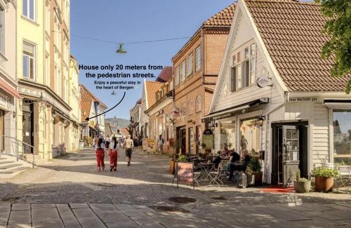 Sentrum Villa | Varmt og hjemmekoselig Bergenshus med 2 leiligheter - i rolig smau i hjertet av Bergen
