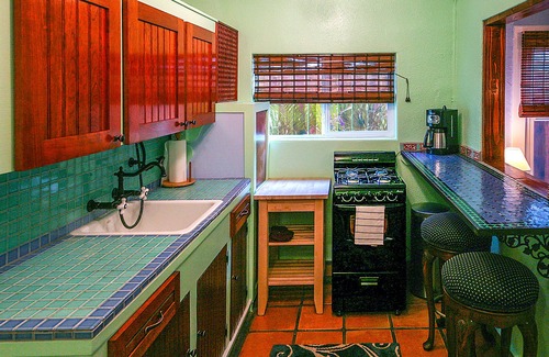 Venice Apartment | Venice Beach Oceanside Sanctuary ~ Steps to Beach! with Parking, BBQ, Cabana