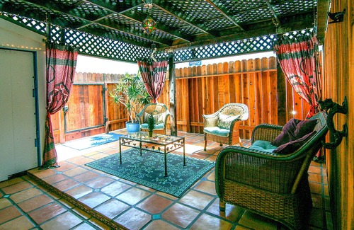 Venice Apartment | Venice Beach Oceanside Sanctuary ~ Steps to Beach! with Parking, BBQ, Cabana