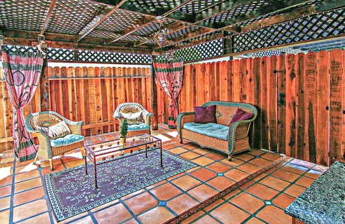 Venice Apartment | Venice Beach Oceanside Sanctuary ~ Steps to Beach! with Parking, BBQ, Cabana