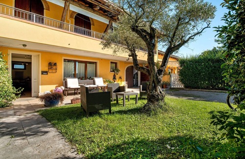 Mirano Apartment | 'Verde' Room with Shared Garden, Wi-Fi and Air Conditioning