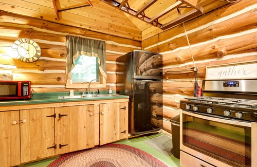 Hill Apartment | Versatile Bass Lake Cabin with Deck!