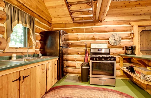 Hill Apartment | Versatile Bass Lake Cabin with Deck!