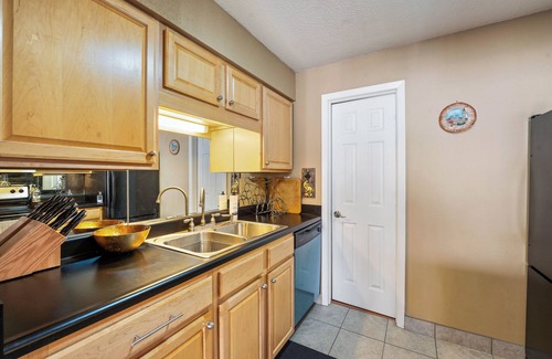 Westport Condo | Very Cool Spacious Quiet Apt In KC's Best Location