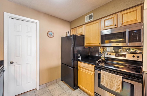 Westport Condo | Very Cool Spacious Quiet Apt In KC's Best Location