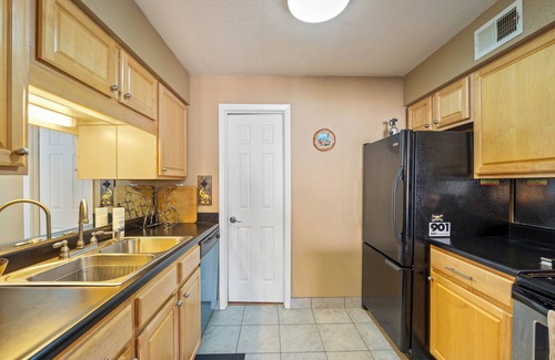 Westport Condo | Very Cool Spacious Quiet Apt In KC's Best Location