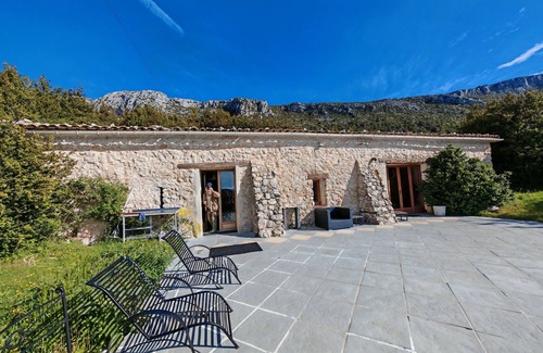 Bargeme House | Very pretty, bright, south-facing sheepfold on an organic farm in the Verdon.