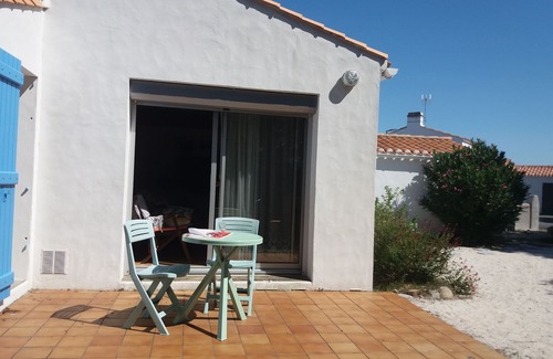 Noirmoutier-en-l'Ile House | Very quiet location, 5 minutes from the beach/10 minutes from shops by bike, large garden with castle view/Wifi.