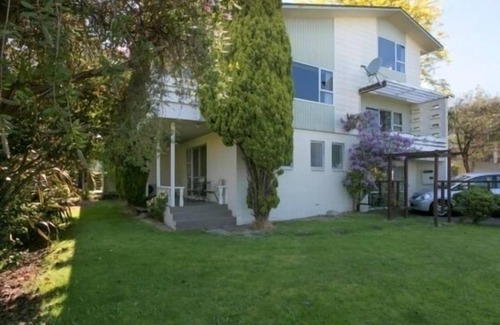 Taupo House | Very spacious bach style, 6 bedrooms, 4 bathrooms, with fabulous views of lake