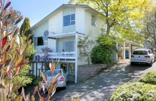 Taupo House | Very spacious bach style, 6 bedrooms, 4 bathrooms, with fabulous views of lake