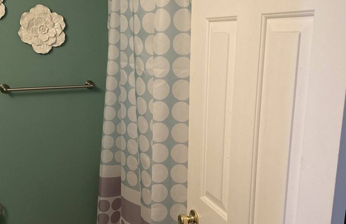 Taylor Condo | Very spacious condominium by the airport!