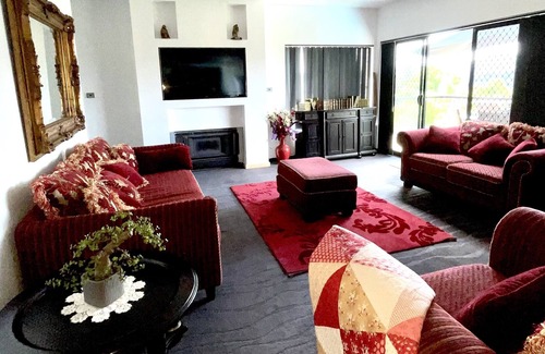 Hillvue House | Very spacious home overlooking Tamworth with 5 bedroom 3 lounge rooms pool + AC