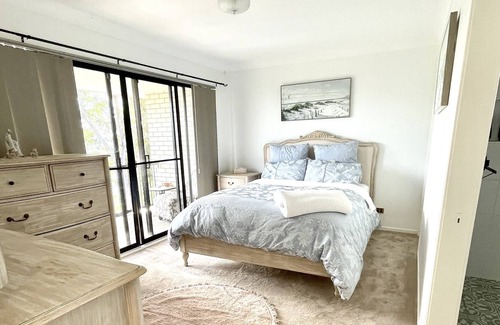 Hillvue House | Very spacious home overlooking Tamworth with 5 bedroom 3 lounge rooms pool + AC