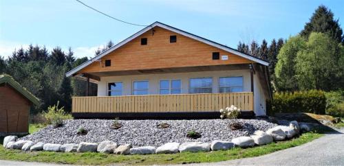 Vigra Hotel | Vestavind hytter og rom AS