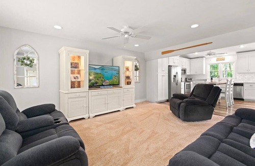 Huddleston House | VETERAN OWNED - DEEP H2O, HUGE HOME, Fire Pit, WiFi, Kayaks/SUP's!