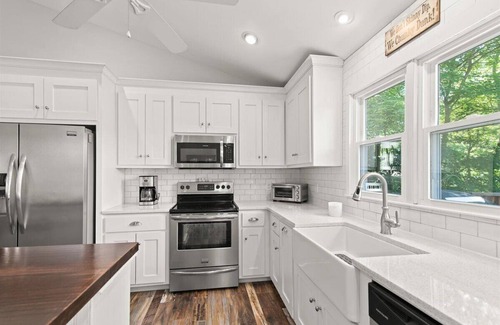 Huddleston House | VETERAN OWNED - DEEP H2O, HUGE HOME, Fire Pit, WiFi, Kayaks/SUP's!