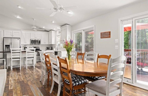 Huddleston House | VETERAN OWNED - DEEP H2O, HUGE HOME, Fire Pit, WiFi, Kayaks/SUP's!