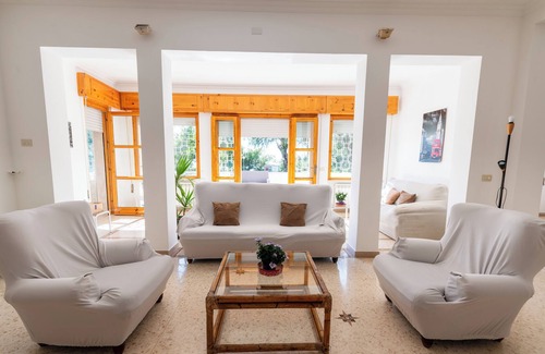 Anzio Villa | Via Ardeatina 107 - Five Bedroom Villa, Sleeps 10